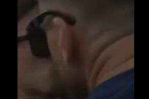 强人锁男皮诺在夺冠巡游上说“亲我一个”，西蒙立刻吻了上去